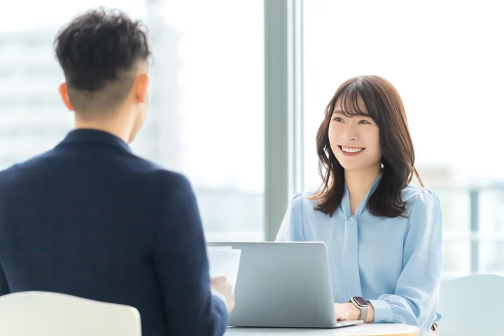 スタッフと利用者が面談する様子