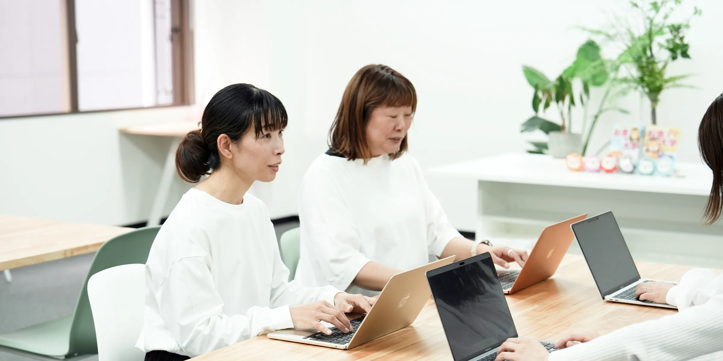 事業所でパソコン作業をする利用者の様子