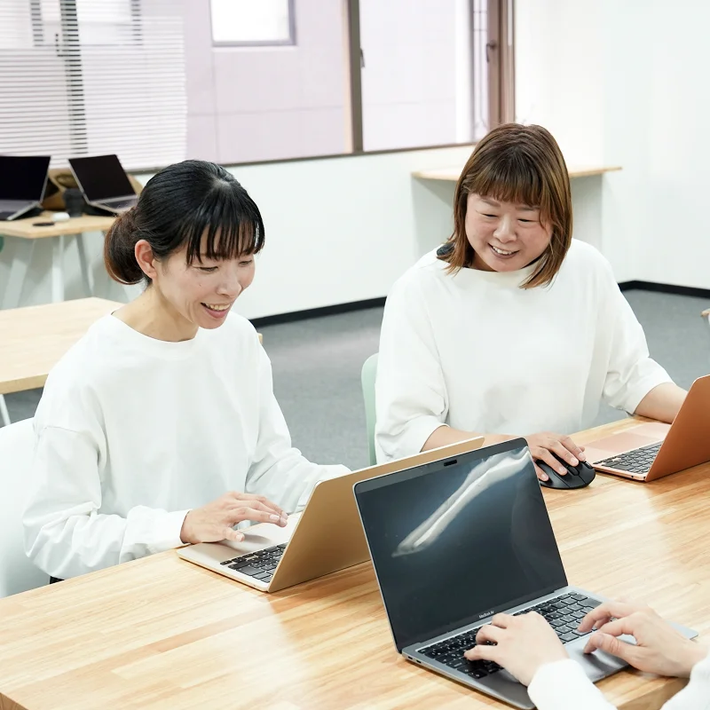 利用者さまの作業をサポートするスタッフ