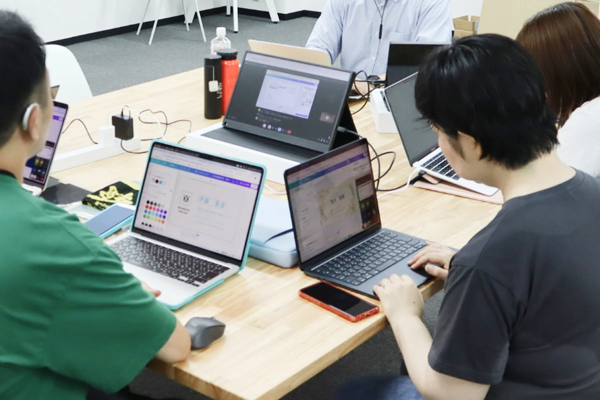 事業所でパソコン作業をする様子