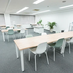 大阪事業所で働くスタッフと利用者の様子