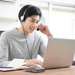 自宅でオンライン支援を受ける様子
