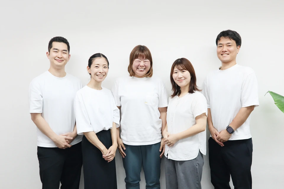 事業所で利用者さまをサポートするスタッフの様子